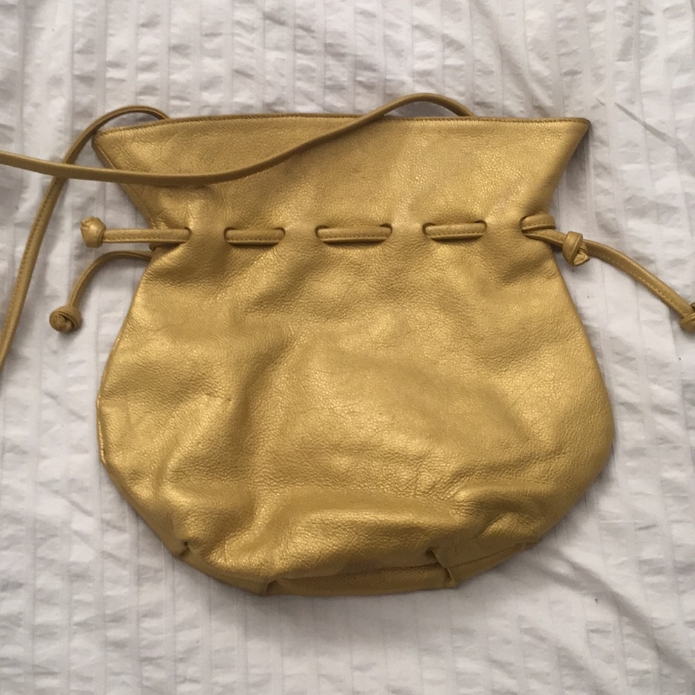Quality leather bag! Perfect for Pop of color!